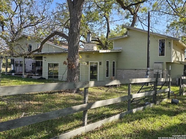 view of front of property featuring a front yard