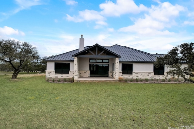 view of front of home featuring a front lawn