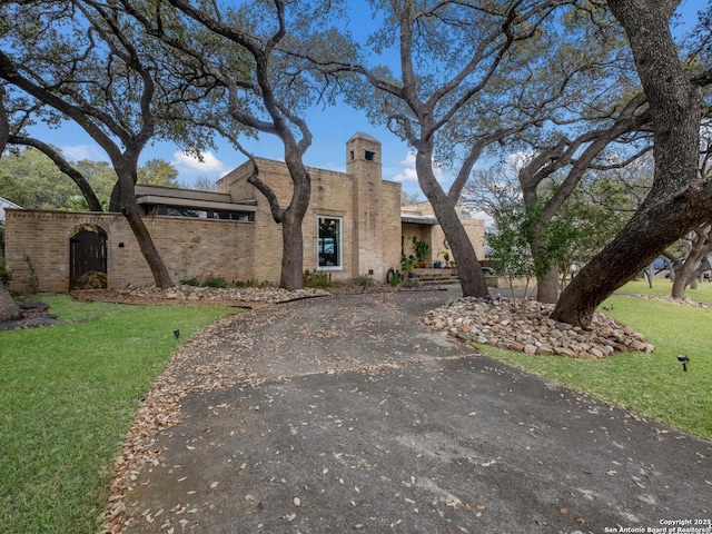 view of front of house featuring a front yard