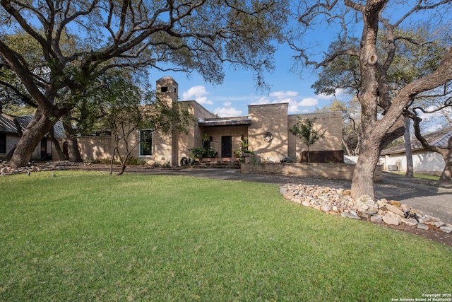 view of front of home featuring a front yard