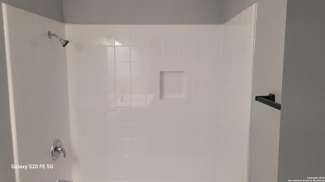 bathroom with tiled shower / bath