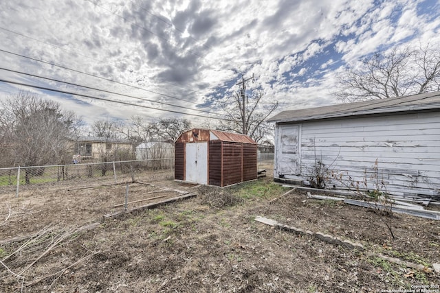 view of yard featuring a storage shed