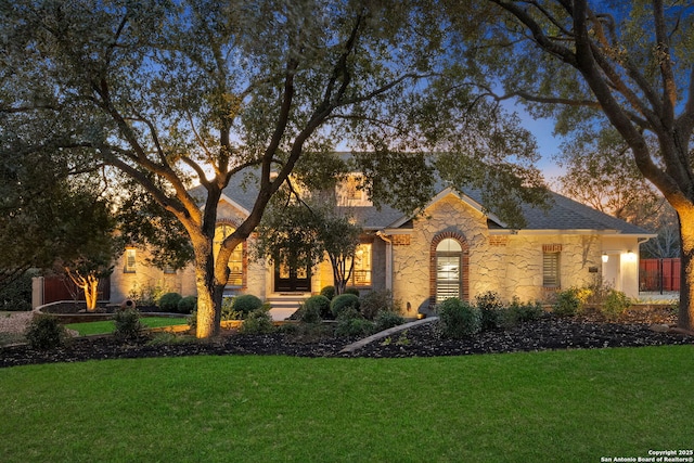 view of front of house featuring a lawn