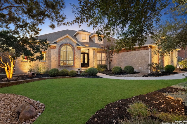 view of front of house featuring a yard