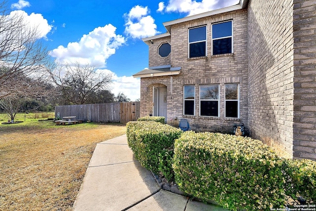 view of front of home featuring a front yard