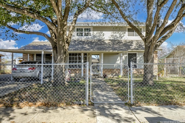 view of front of home featuring a front yard