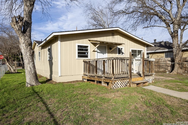 view of front of home featuring a wooden deck and a front yard