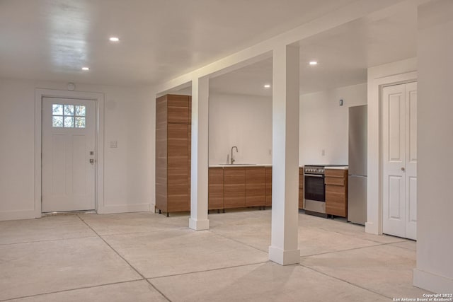 foyer entrance with indoor wet bar