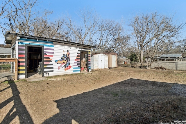 view of yard featuring a storage unit