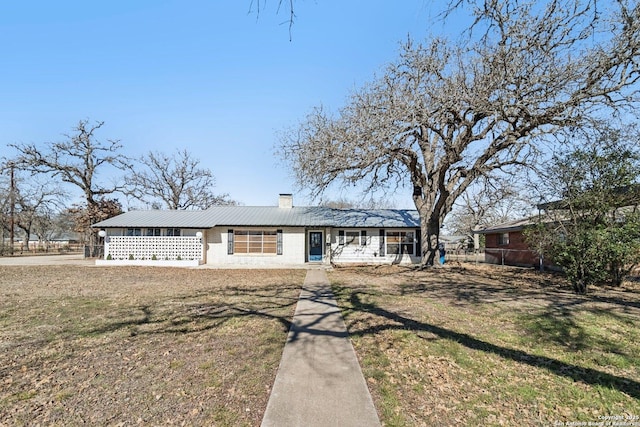 ranch-style house featuring a front lawn