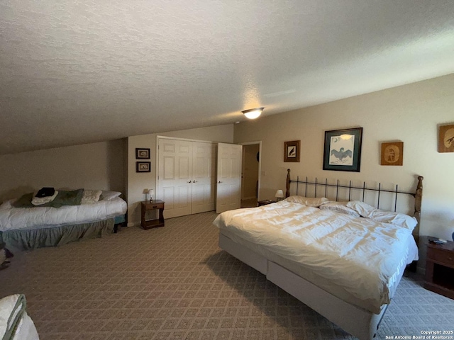 bedroom featuring vaulted ceiling, light carpet, a textured ceiling, and a closet