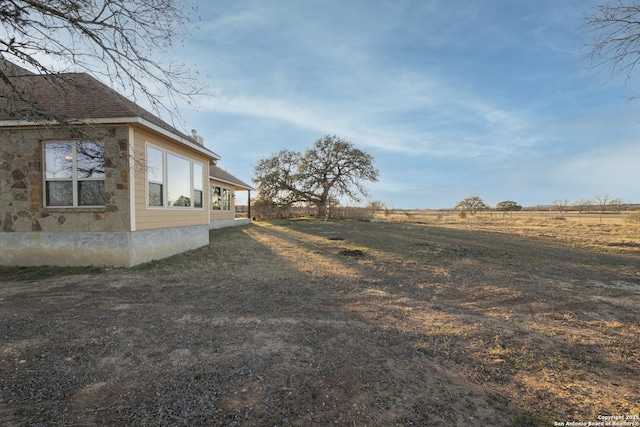 view of yard featuring a rural view