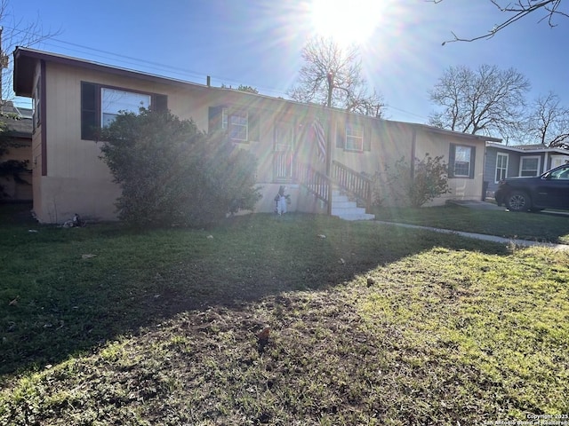 view of front of home featuring a front yard