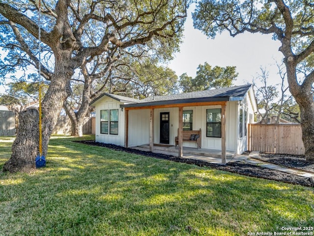 view of front of house featuring a patio and a front yard