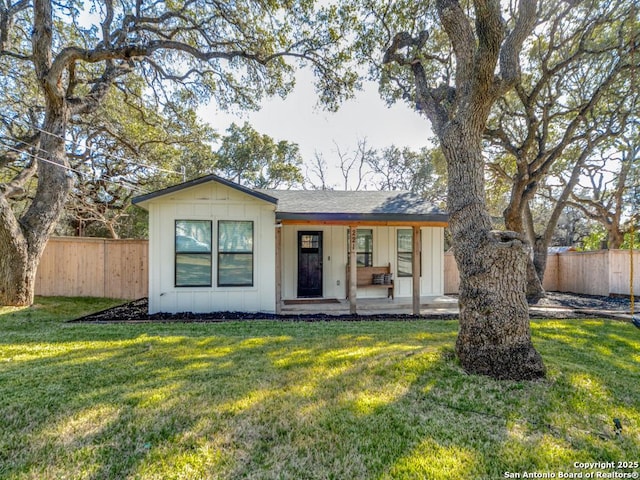 single story home with a front yard