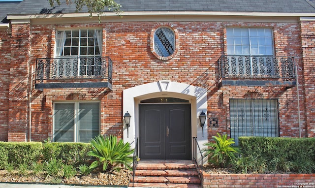 view of front of home with a balcony