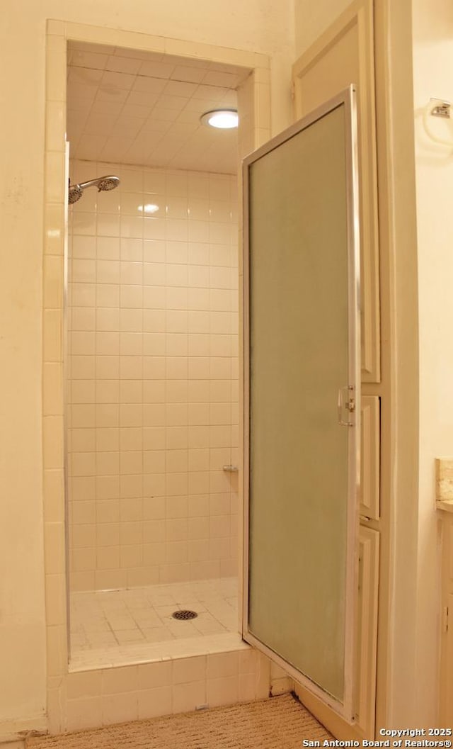 bathroom featuring tiled shower