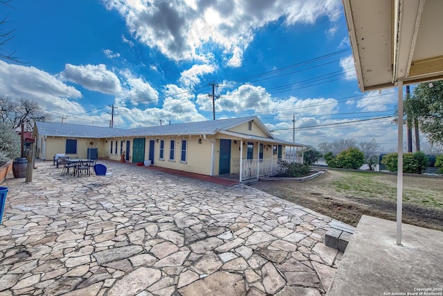 view of front of property featuring a patio area