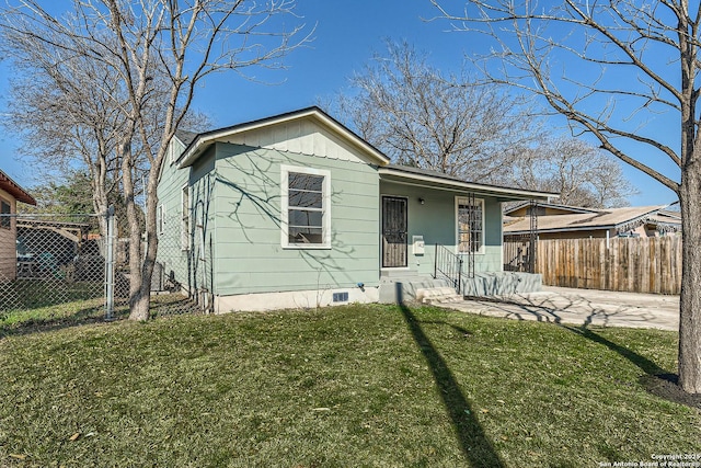 view of front of home featuring a porch and a front yard