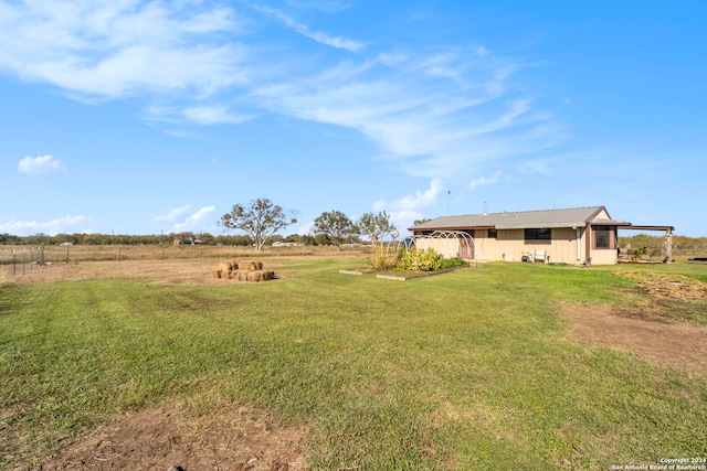 view of yard featuring a rural view