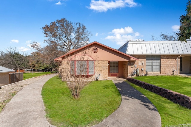 single story home featuring a front yard