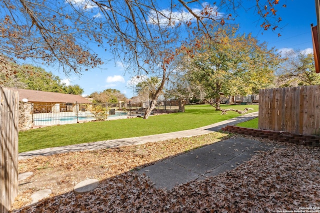 view of yard featuring a fenced in pool