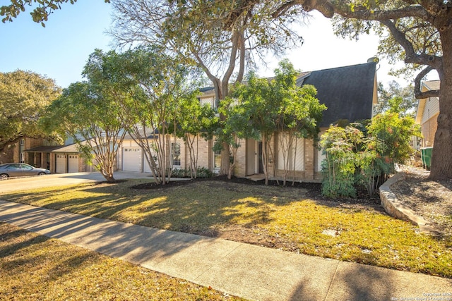 view of front facade featuring a garage and a front lawn