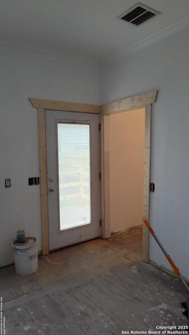 1601 Fulton Ave, San Antonio, TX 78201 - empty room with ornamental molding