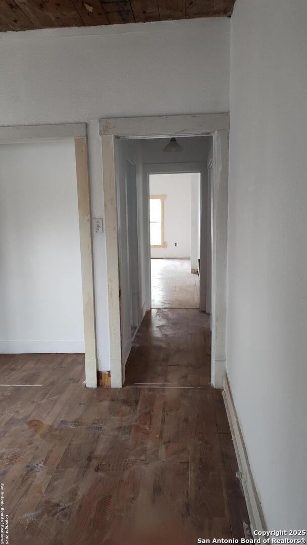 1601 Fulton Ave, San Antonio, TX 78201 - hall featuring hardwood / wood-style flooring and baseboards