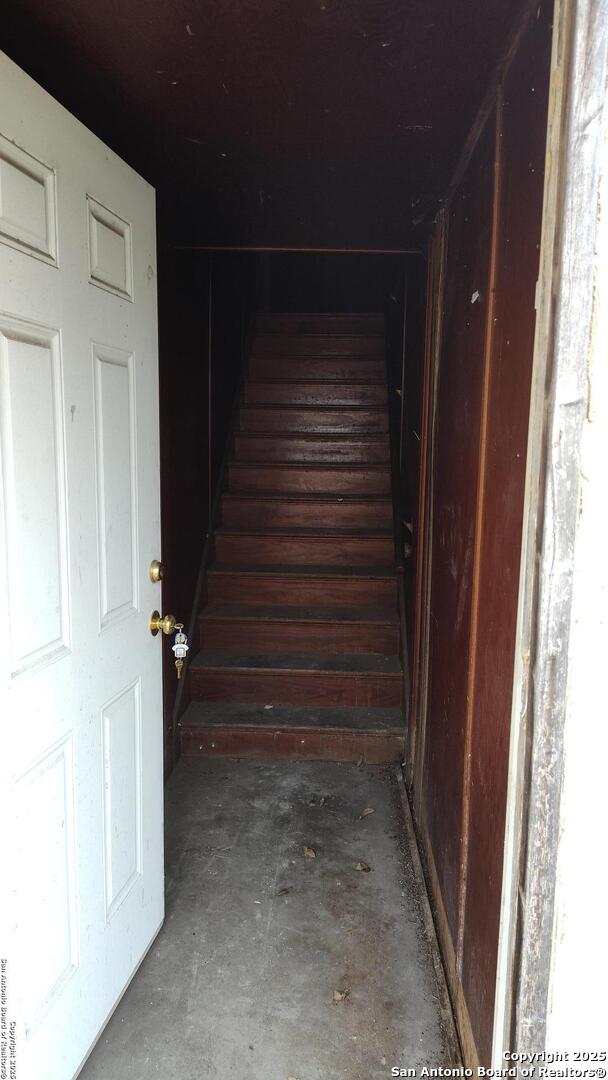 1601 Fulton Ave, San Antonio, TX 78201 - stairway featuring concrete floors