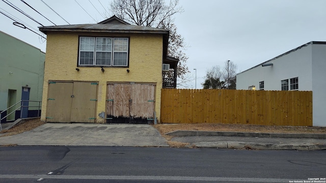 1601 Fulton Ave, San Antonio, TX 78201 - view of side of property with stucco siding and fence