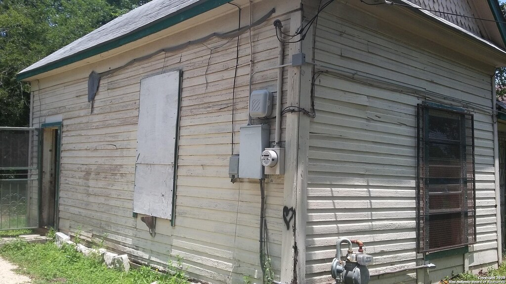 view of home's exterior