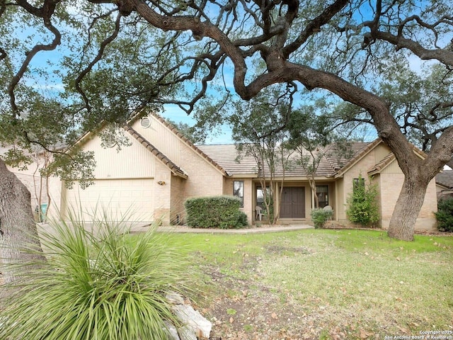 view of front of home featuring a garage and a front yard