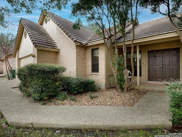 view of front of property featuring a garage