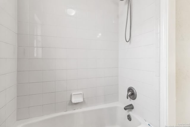 bathroom with tiled shower / bath