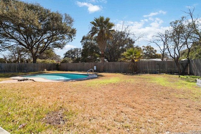 view of yard featuring a fenced in pool