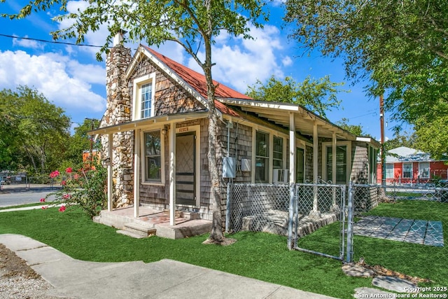 view of front of house with a front lawn