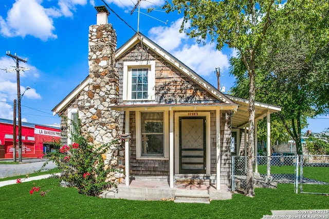 view of front of home featuring a front lawn