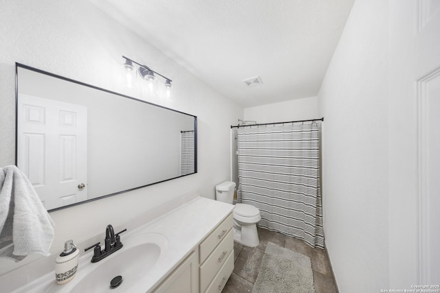 bathroom featuring a shower with curtain, vanity, and toilet