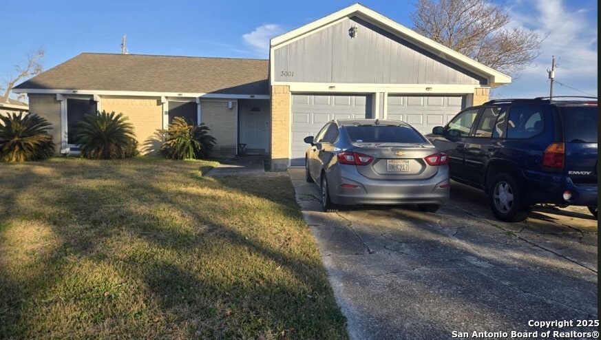 view of front facade with a garage and a front yard