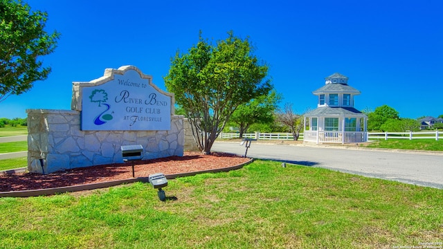 community sign with a yard