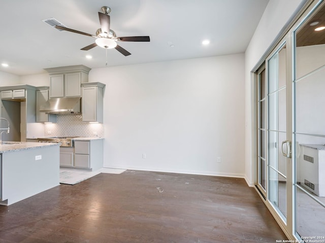 kitchen with sink, gray cabinetry, backsplash, dark hardwood / wood-style flooring, and ceiling fan