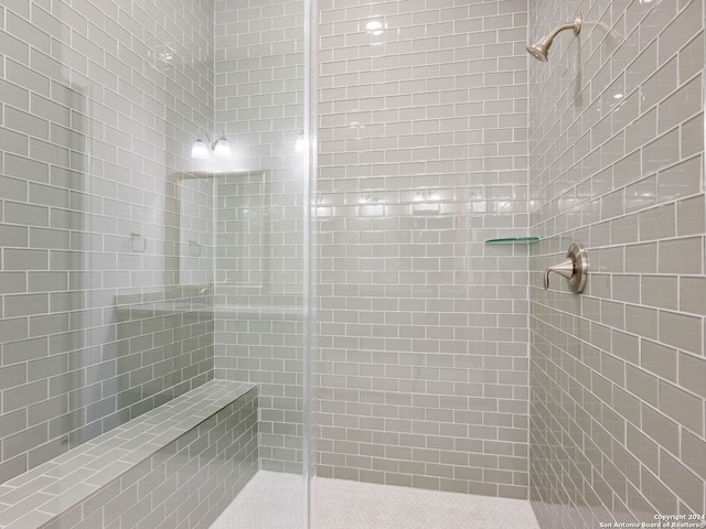 bathroom featuring tiled shower