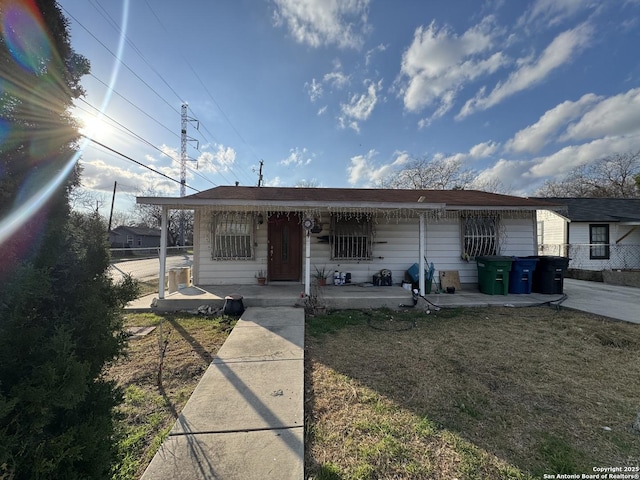 view of front of property with a front lawn and covered porch