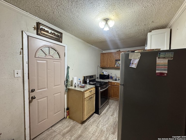 kitchen with crown molding, stainless steel appliances, and a textured ceiling