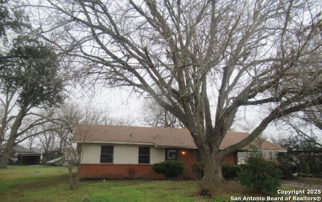 ranch-style house with a front yard