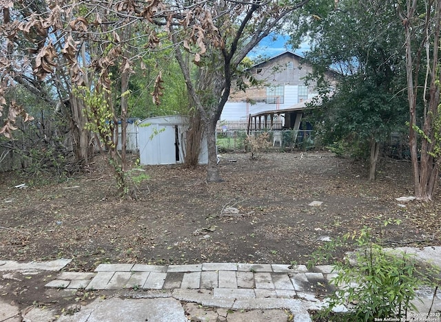 view of yard featuring a storage unit