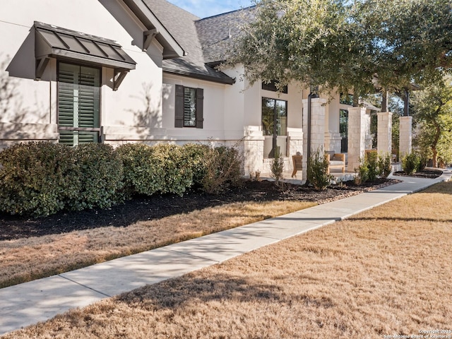 view of front of house featuring a front yard