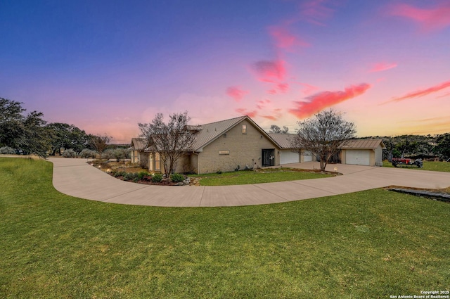 view of front of home featuring a lawn