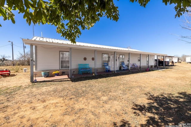 view of front facade with a front yard and covered porch